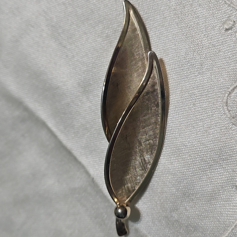 Vintage Textured Vintage Double Gold-tone Leaves Brooch Pin